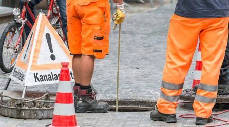 Sanierungsarbeiten an Kanalschachtabdeckungen