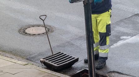 Straßen-Sinkkästen im Stadtgebiet werden gereinigt