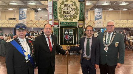 WSB-Banner an Altes Blomberger Schützenbataillon übergeben