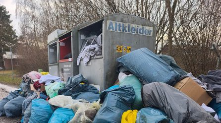 Überfüllte Altkleidercontainer: Stadt appelliert an Bürger