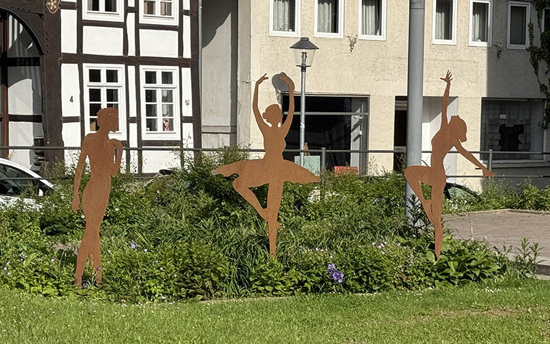 »Kleinstadtmenschen« in der Innenstadt ausgestellt