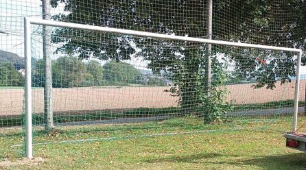 Neues Fußballtor auf der Rasenfläche in Istrup