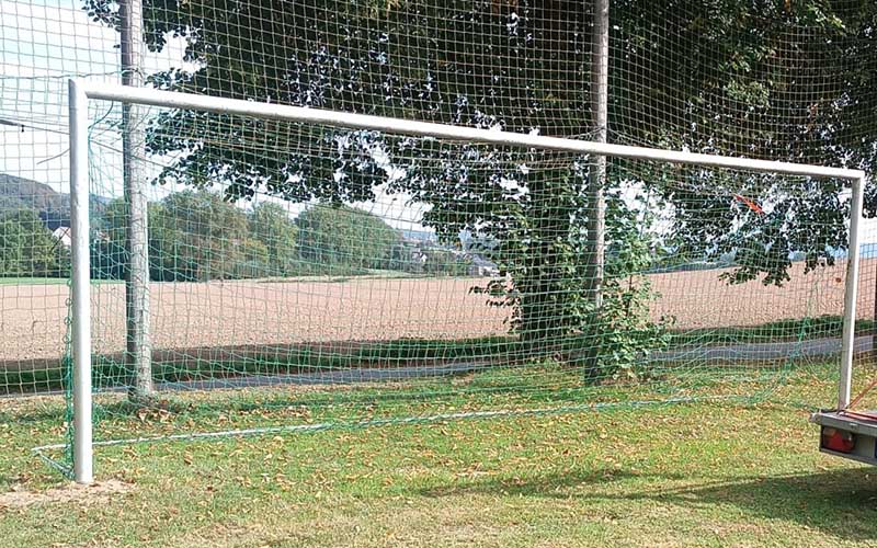 Neues Fußballtor auf der Rasenfläche in Istrup